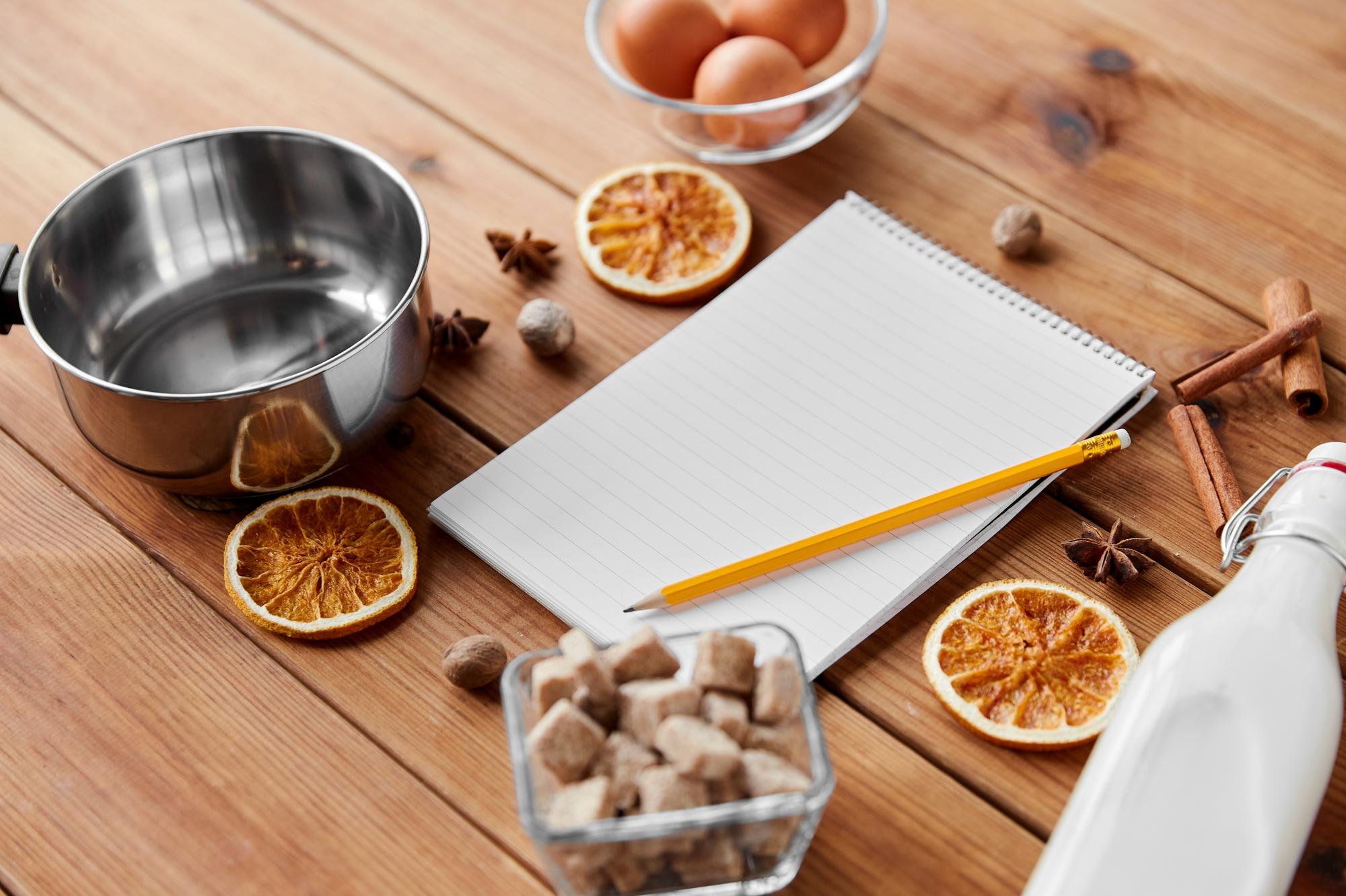 Zestaw narzędzi i plan działania na stole